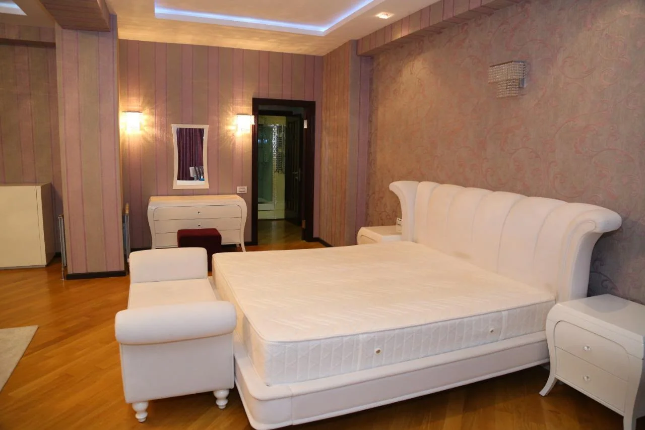 Kirayə 4 otaqlı Mənzil 270 m² Xətai r.