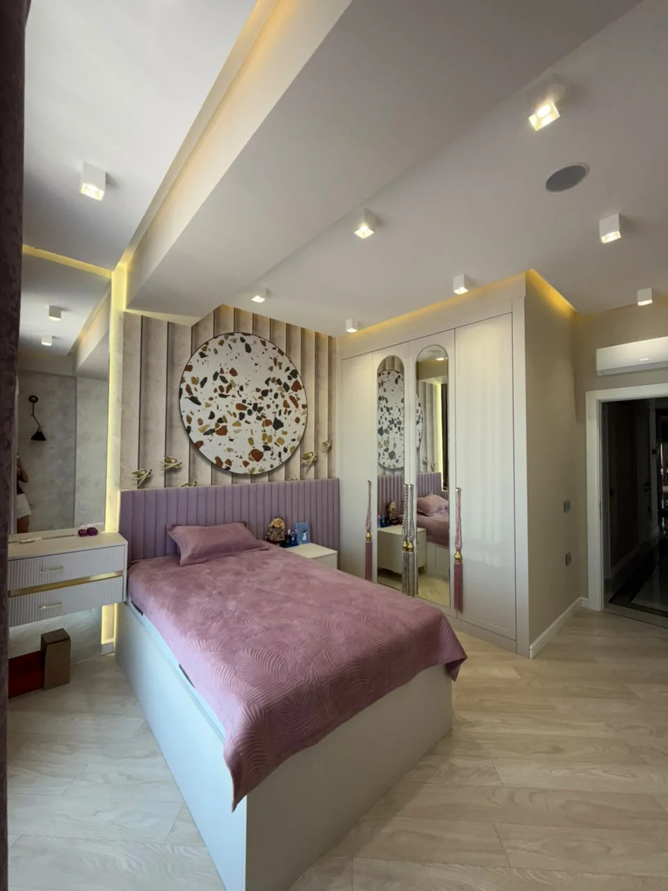 Rəssamlıq yanı 4 otaq 2500azn