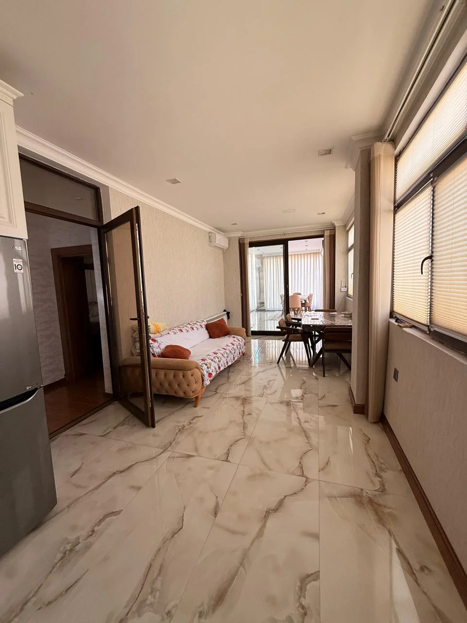 Kirayə 5 otaqlı Mənzil 240 m² Xəzər r.