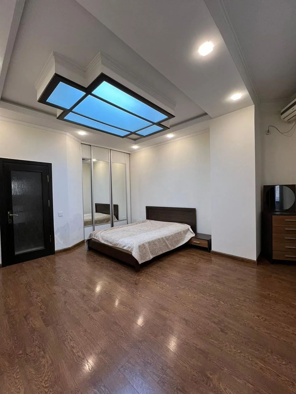 Kirayə 4 otaqlı Mənzil 135 m² Nərimanov r.
