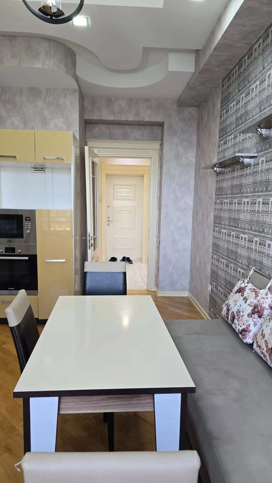 Kirayə 3 otaqlı Mənzil 132 m² Xətai r.