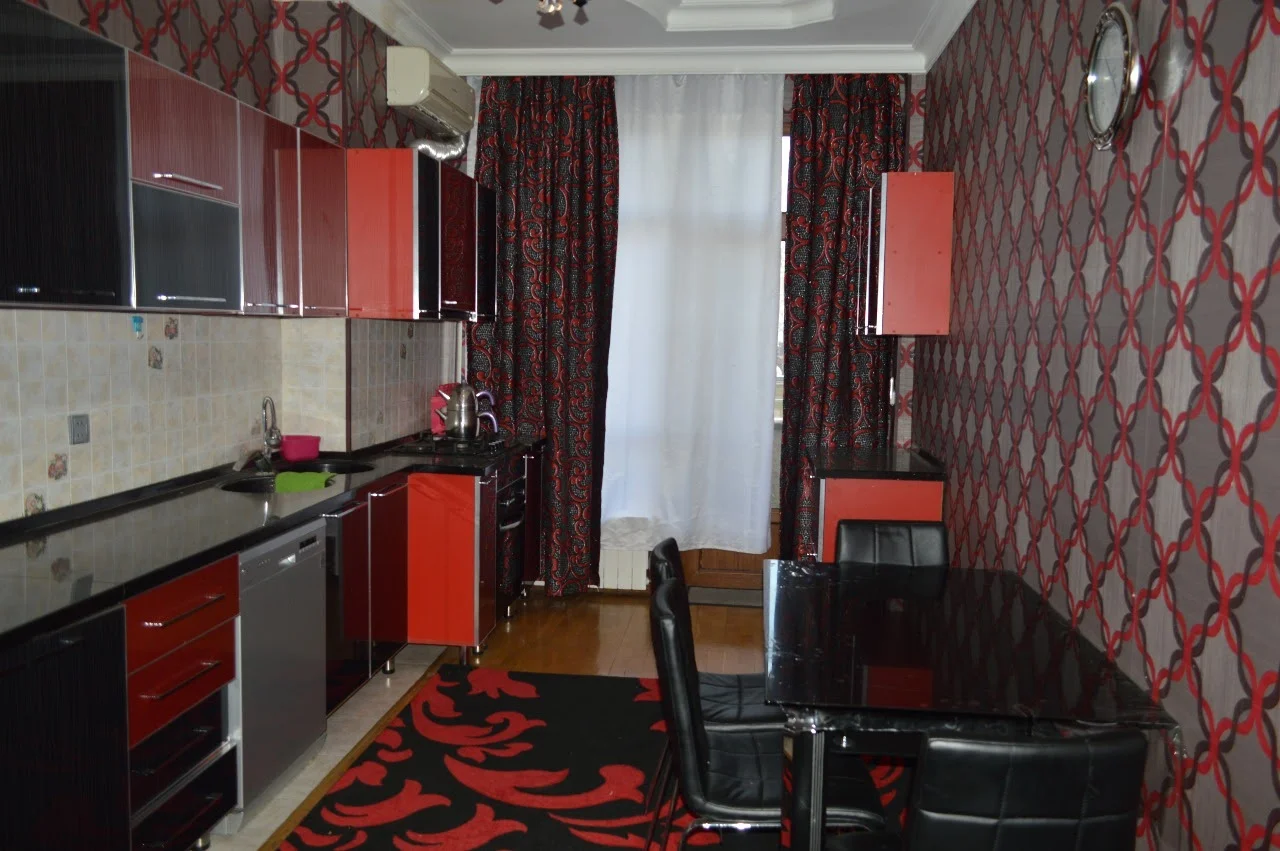 Kirayə 4 otaqlı Mənzil 150 m² Yasamal r. İnşaatçılar m. – şəkil 16