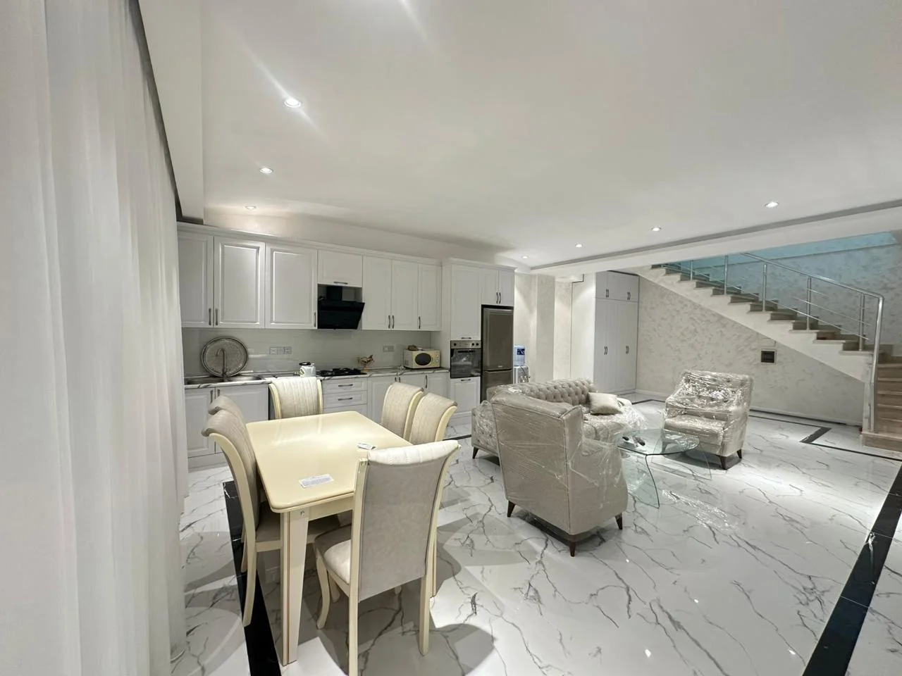 Kirayə 5 otaqlı Mənzil 245 m² Nəsimi r.