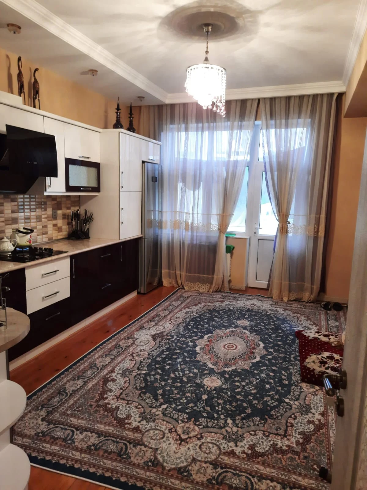 Kirayə 3 otaqlı Mənzil 130 m² Xətai r.