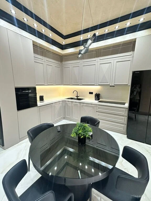 Kirayə 3 otaqlı Mənzil 140 m² Xətai r.