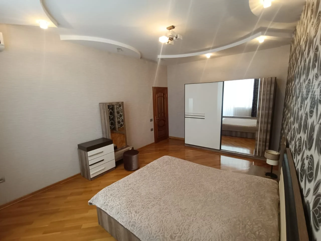 Kirayə 3 otaqlı Mənzil 137 m² Xətai r.