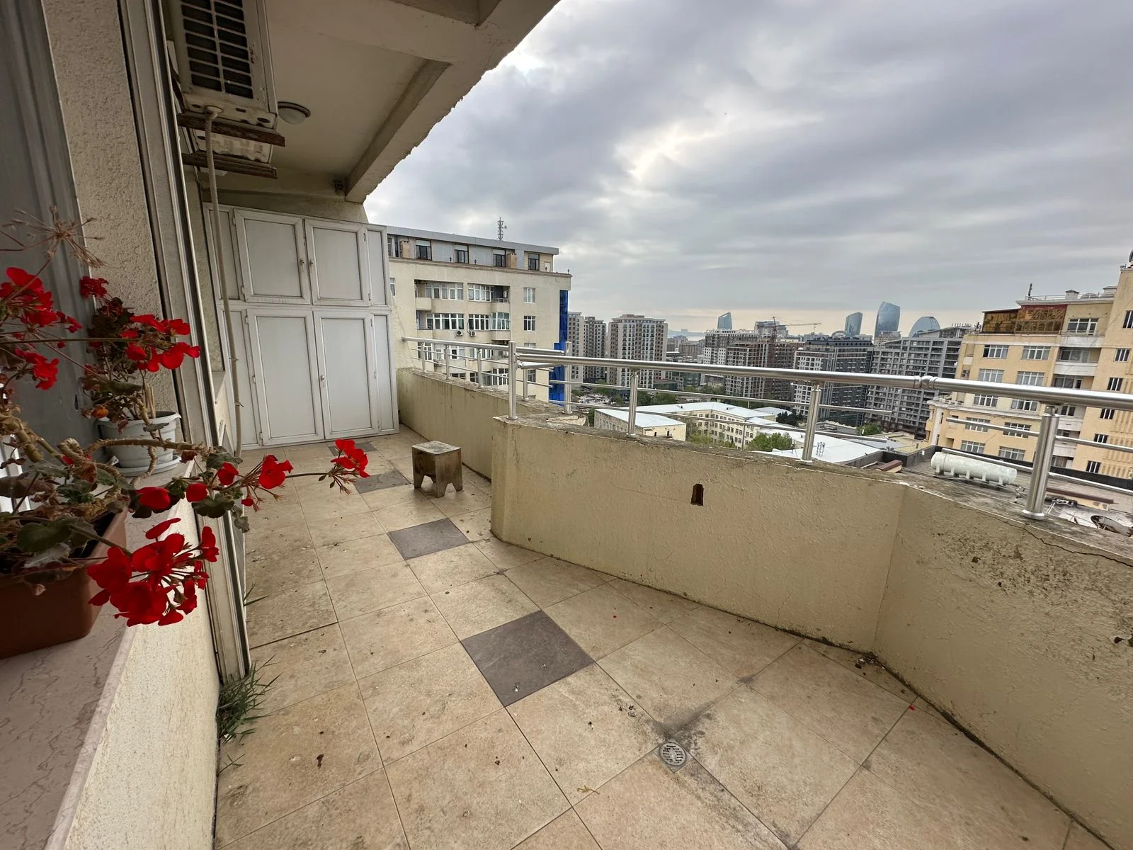 Kirayə 3 otaqlı Mənzil 160 m² Nəsimi r.