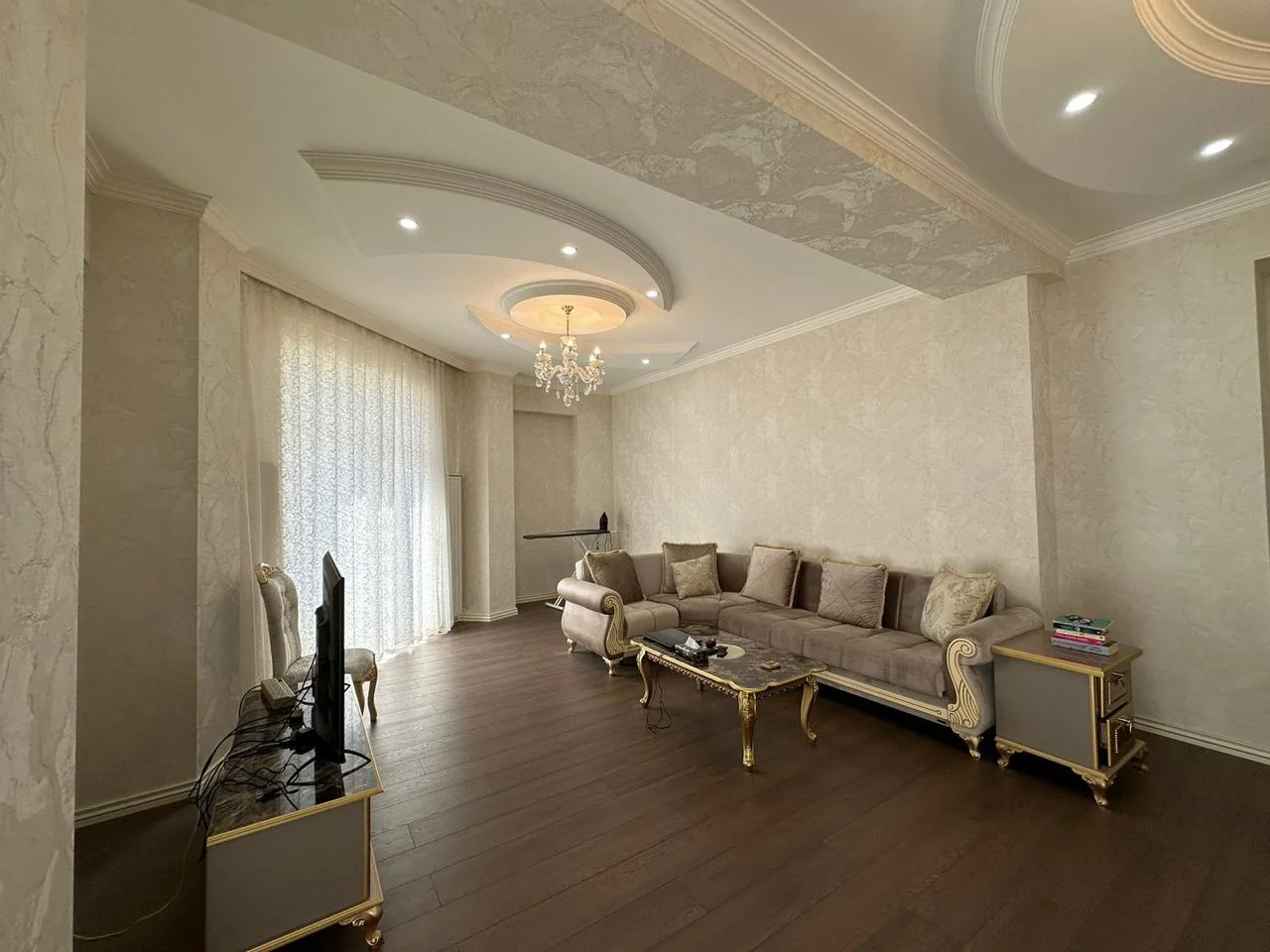 Kirayə 3 otaqlı Mənzil 140 m² Xətai r.