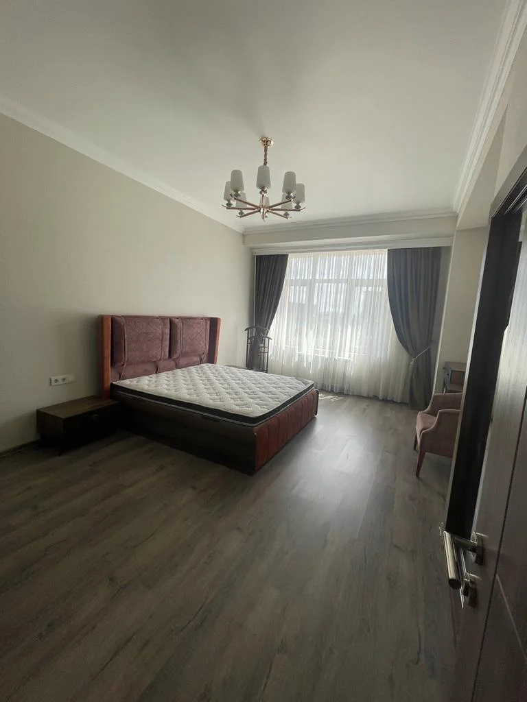 Kirayə 4 otaqlı Mənzil 184 m² Xətai r.