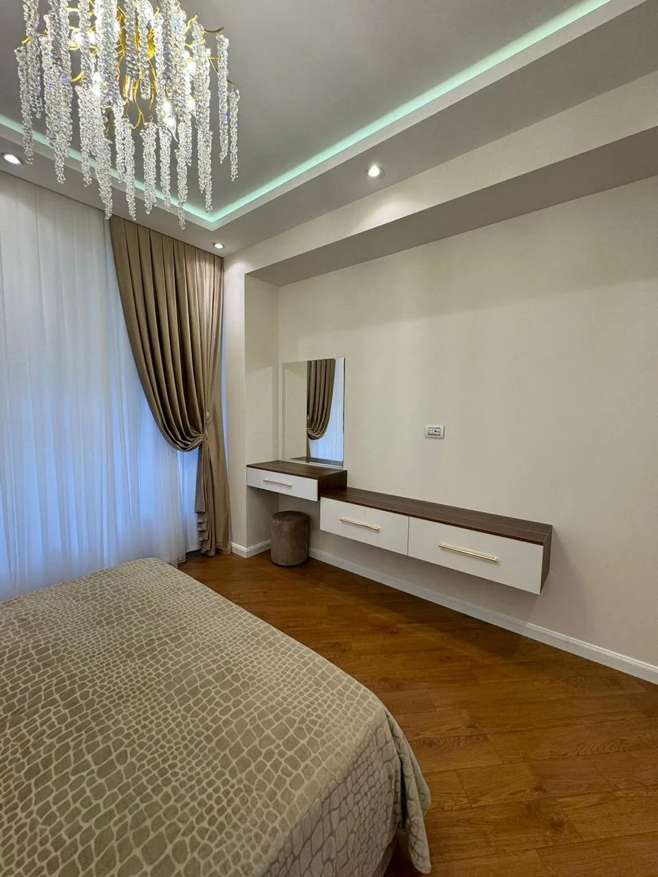 Kirayə 3 otaqlı Mənzil 120 m² Xətai r.