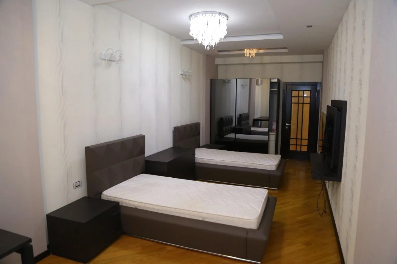 Kirayə 4 otaqlı Mənzil 270 m² Xətai r.