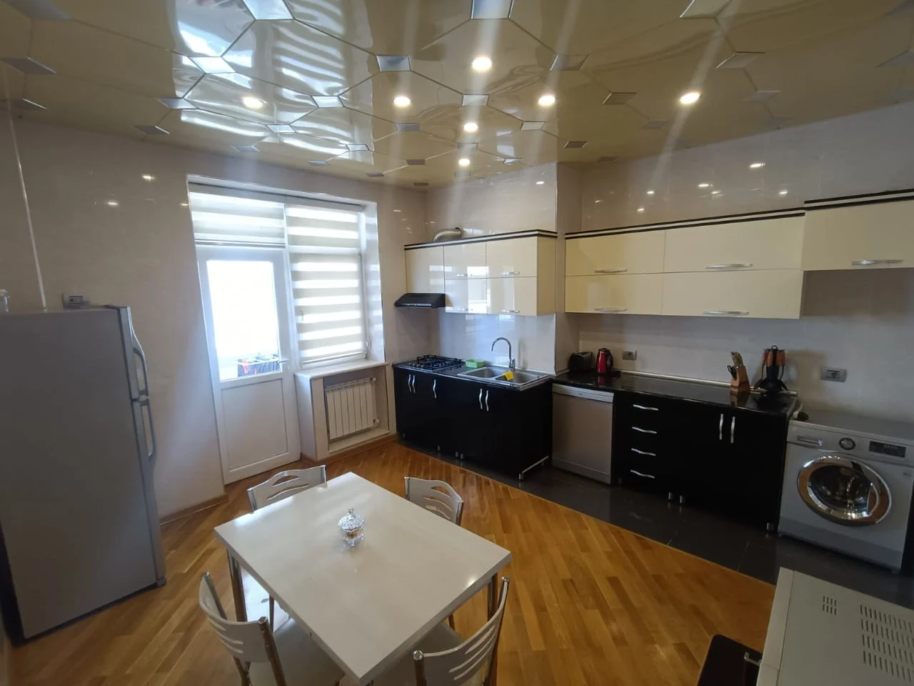 Kirayə 3 otaqlı Mənzil 137 m² Xətai r.