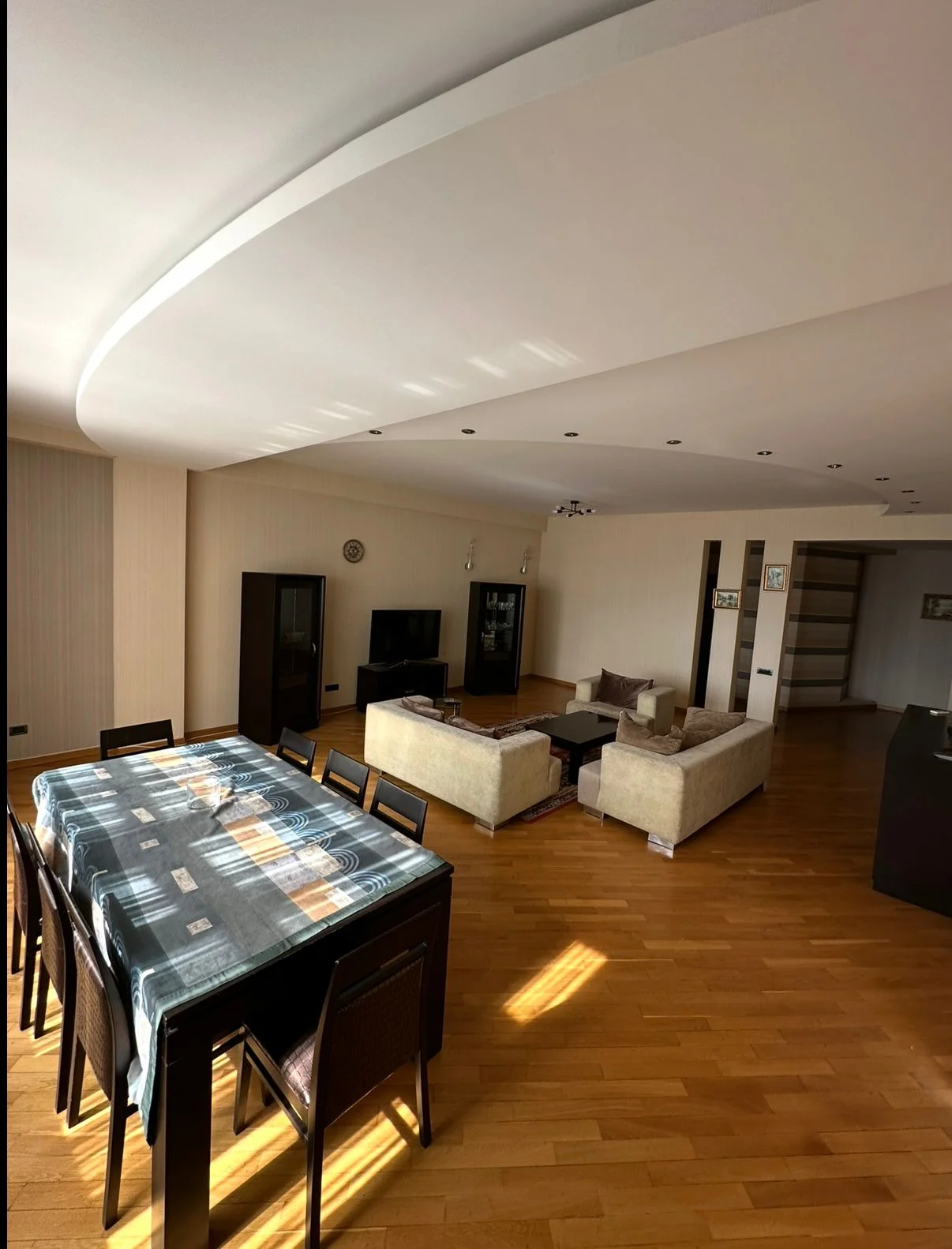 Kirayə 4 otaqlı Mənzil 200 m² Nəsimi r.