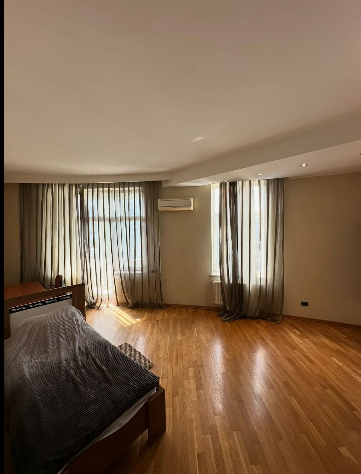 Kirayə 4 otaqlı Mənzil 200 m² Nəsimi r.