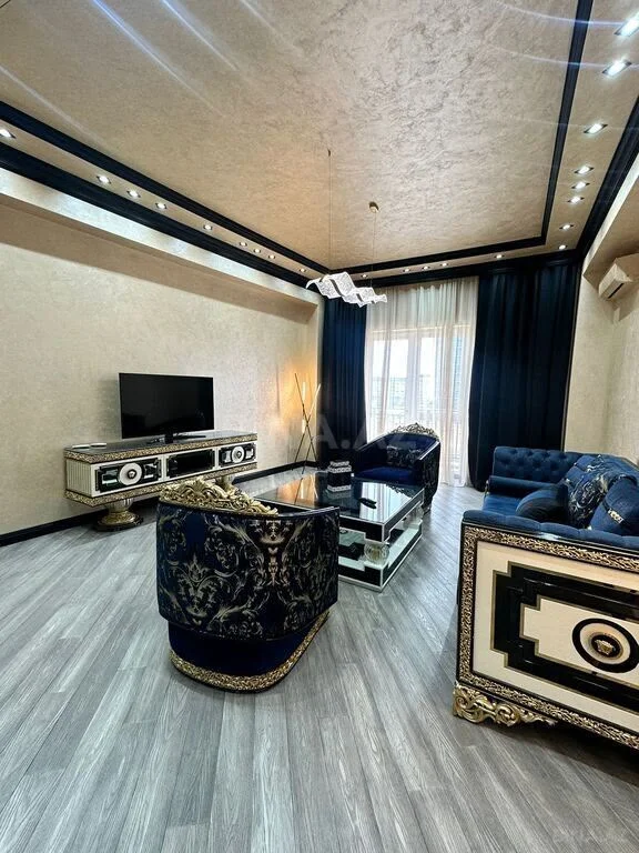 Kirayə 3 otaqlı Mənzil 140 m² Xətai r.
