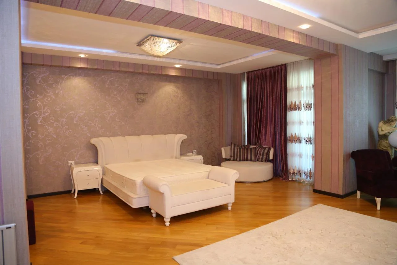 Kirayə 4 otaqlı Mənzil 270 m² Xətai r.