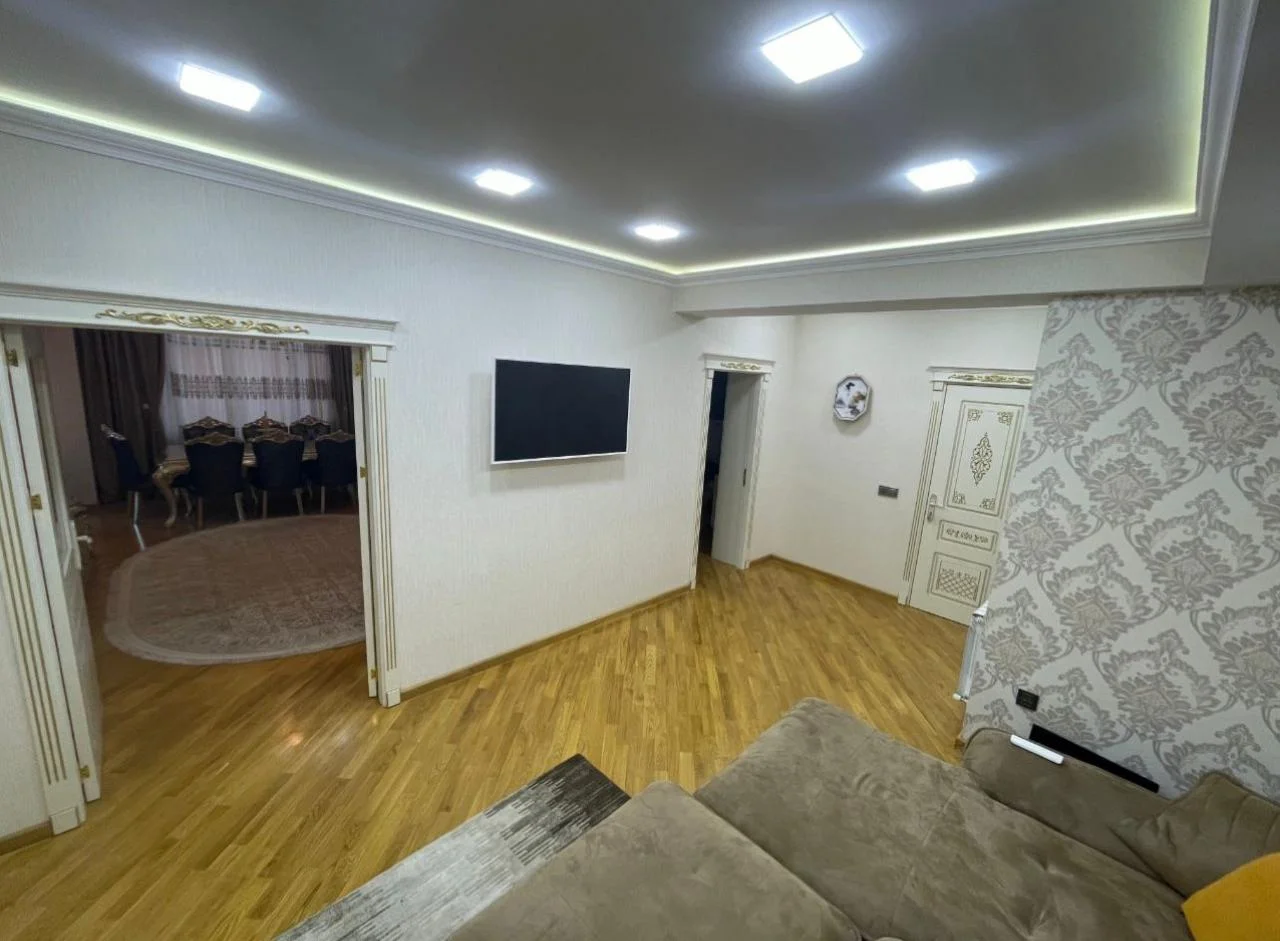 Kirayə 3 otaqlı Mənzil 100 m² Xətai r.