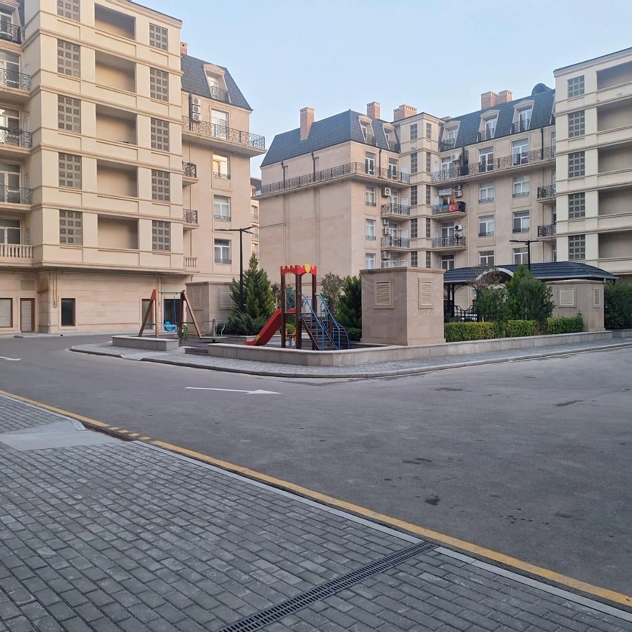 Kirayə 3 otaqlı Mənzil 144 m² Xətai r.