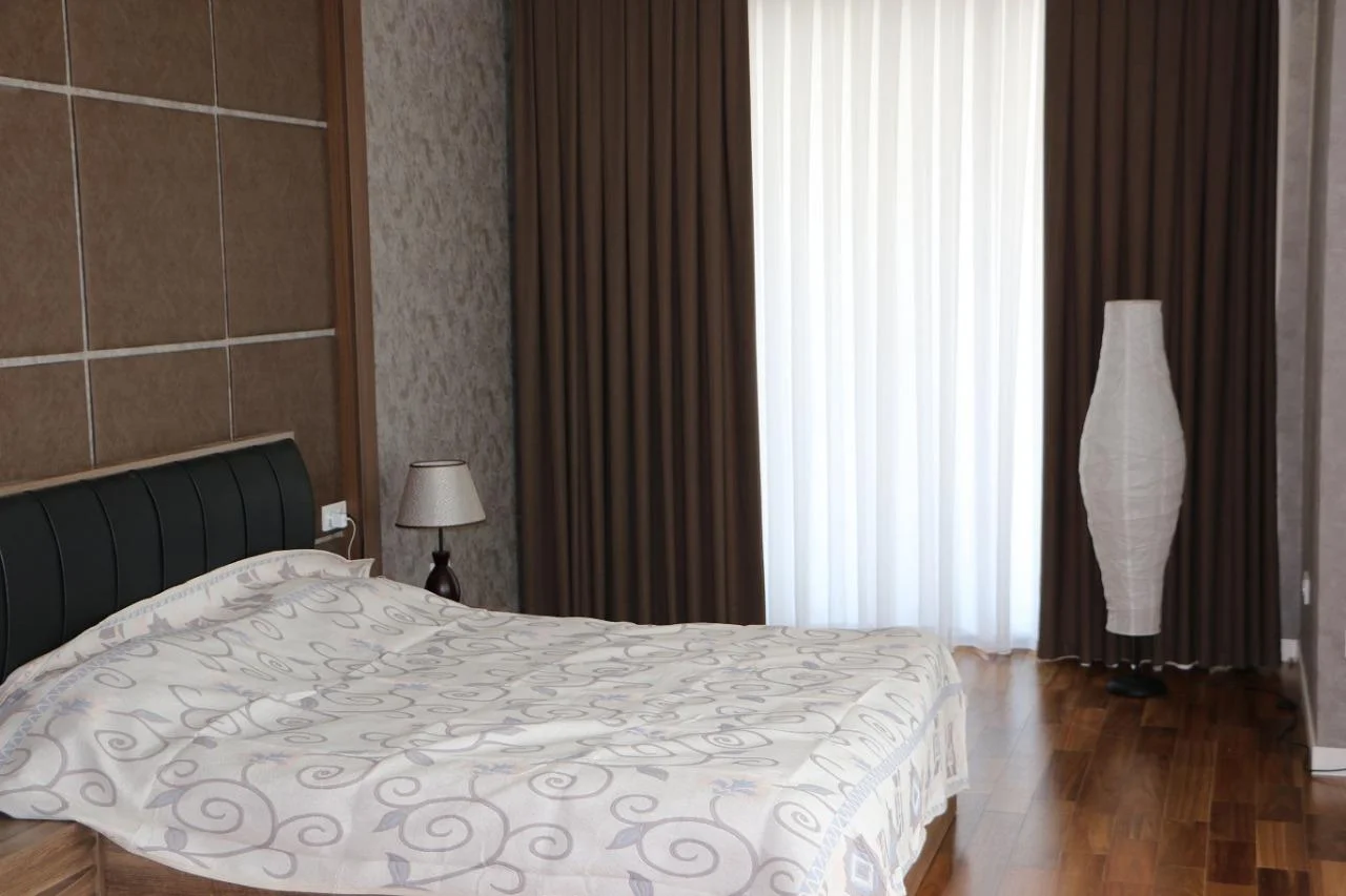 Kirayə 4 otaqlı Mənzil 380 m² Xətai r.