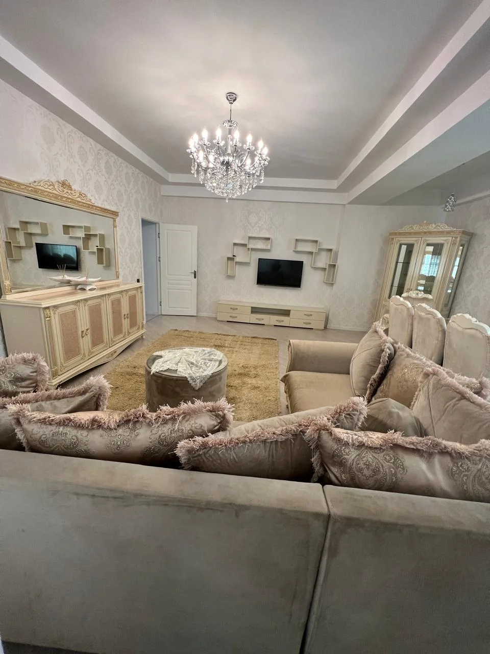 Kirayə 3 otaqlı Mənzil 140 m² Nərimanov r. – şəkil 1