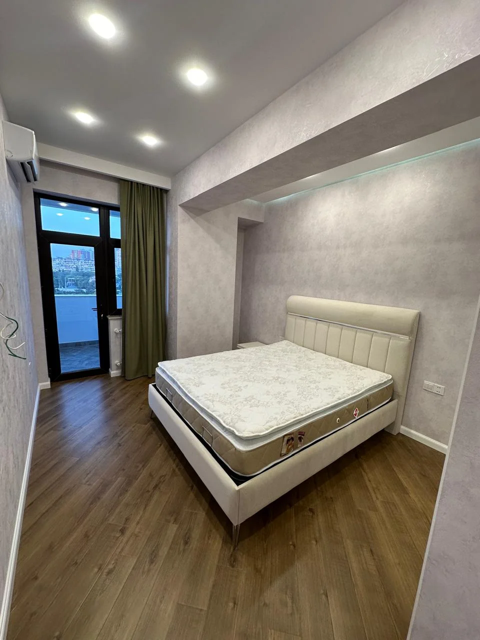 Kirayə 2 otaqlı Mənzil 93 m² Xətai r.