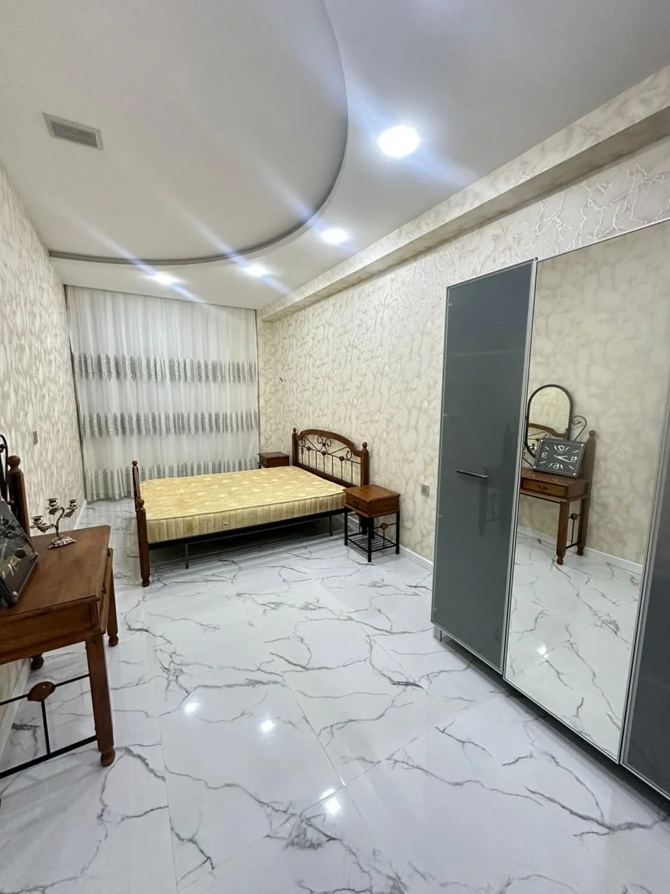 Kirayə 5 otaqlı Mənzil 245 m² Nəsimi r.
