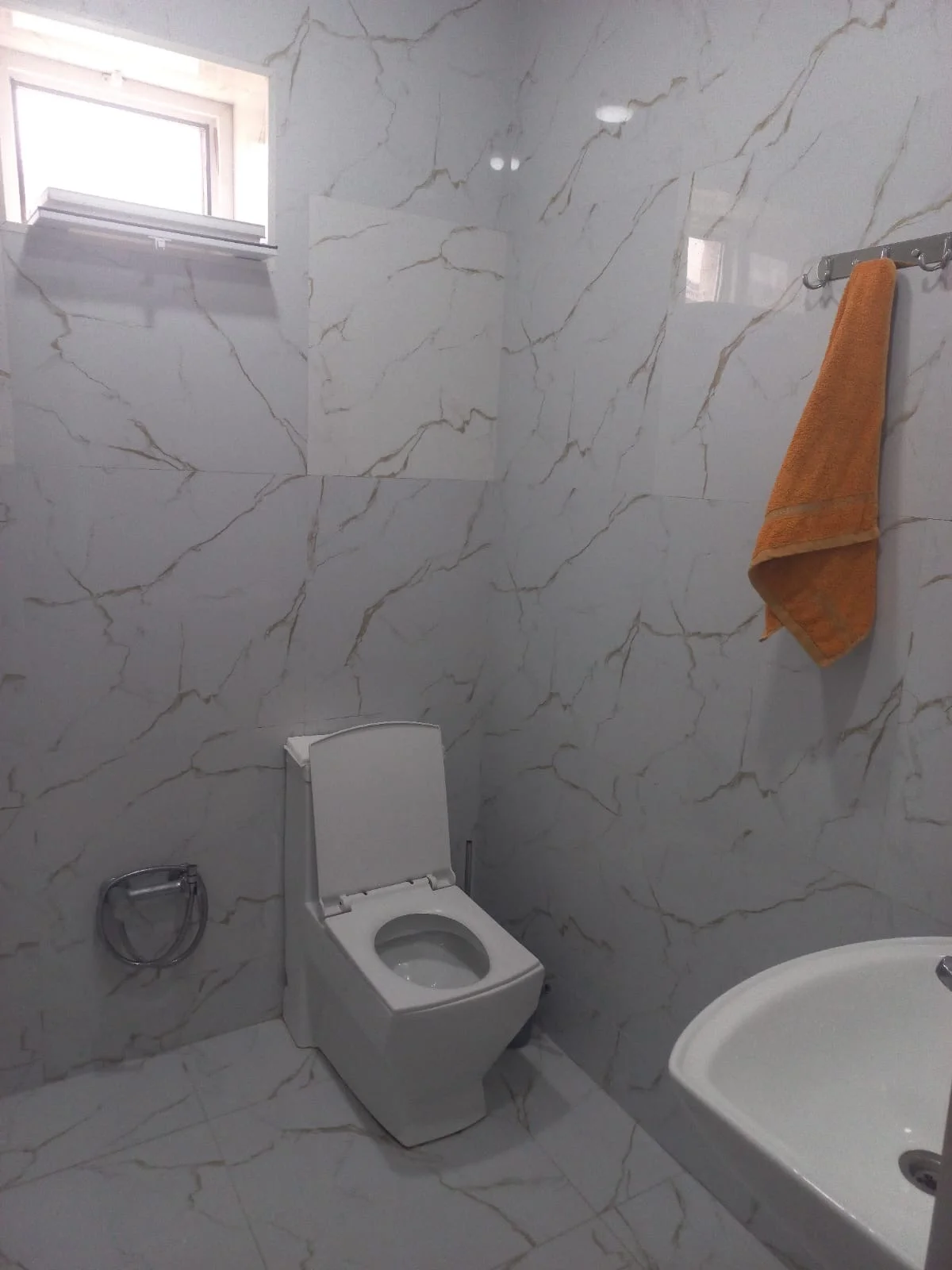 Hazır əşyalı yeni tikili həyət evi