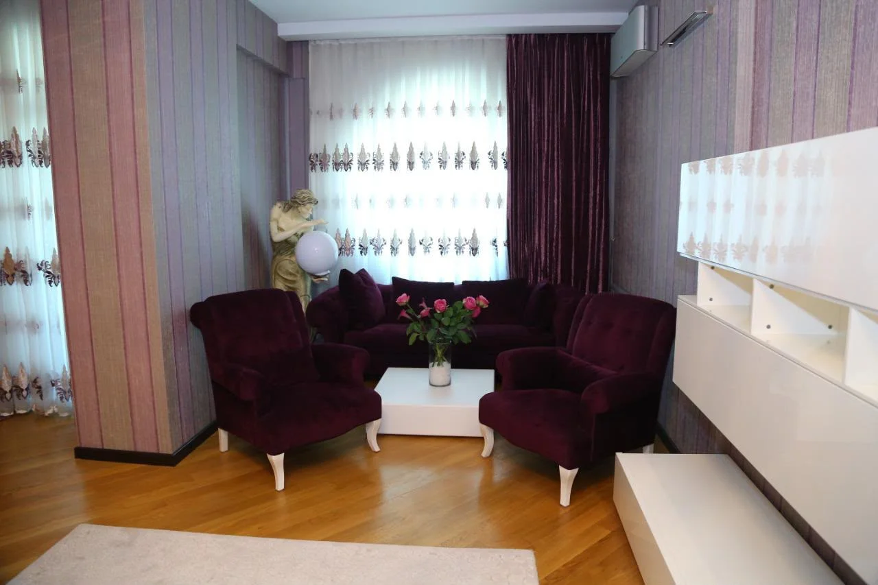 Kirayə 4 otaqlı Mənzil 270 m² Xətai r.