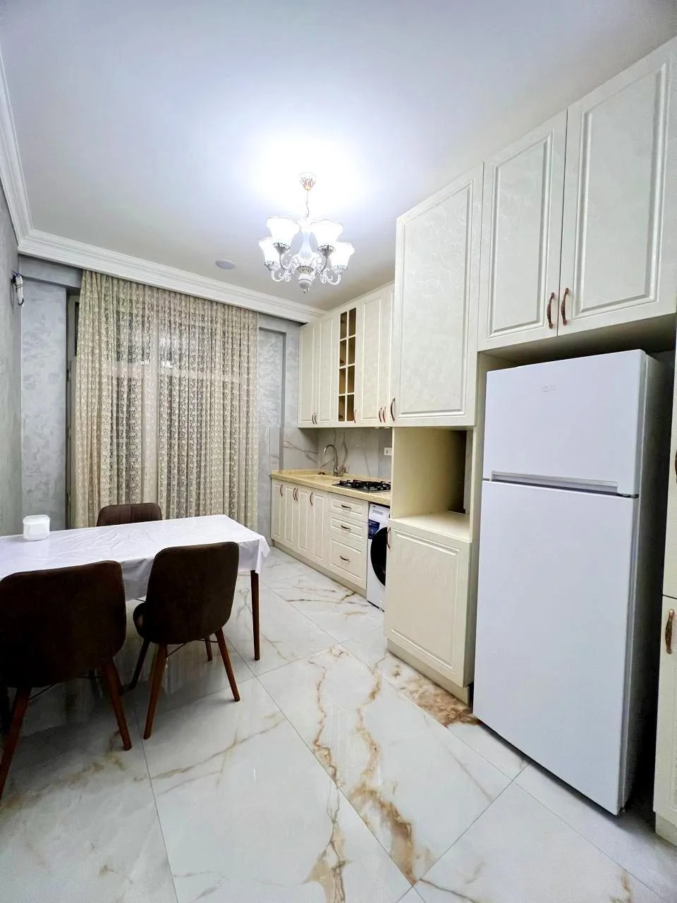 Kirayə 2 otaqlı Mənzil 82 m² Nərimanov r. 8 Noyabr m. – şəkil 1
