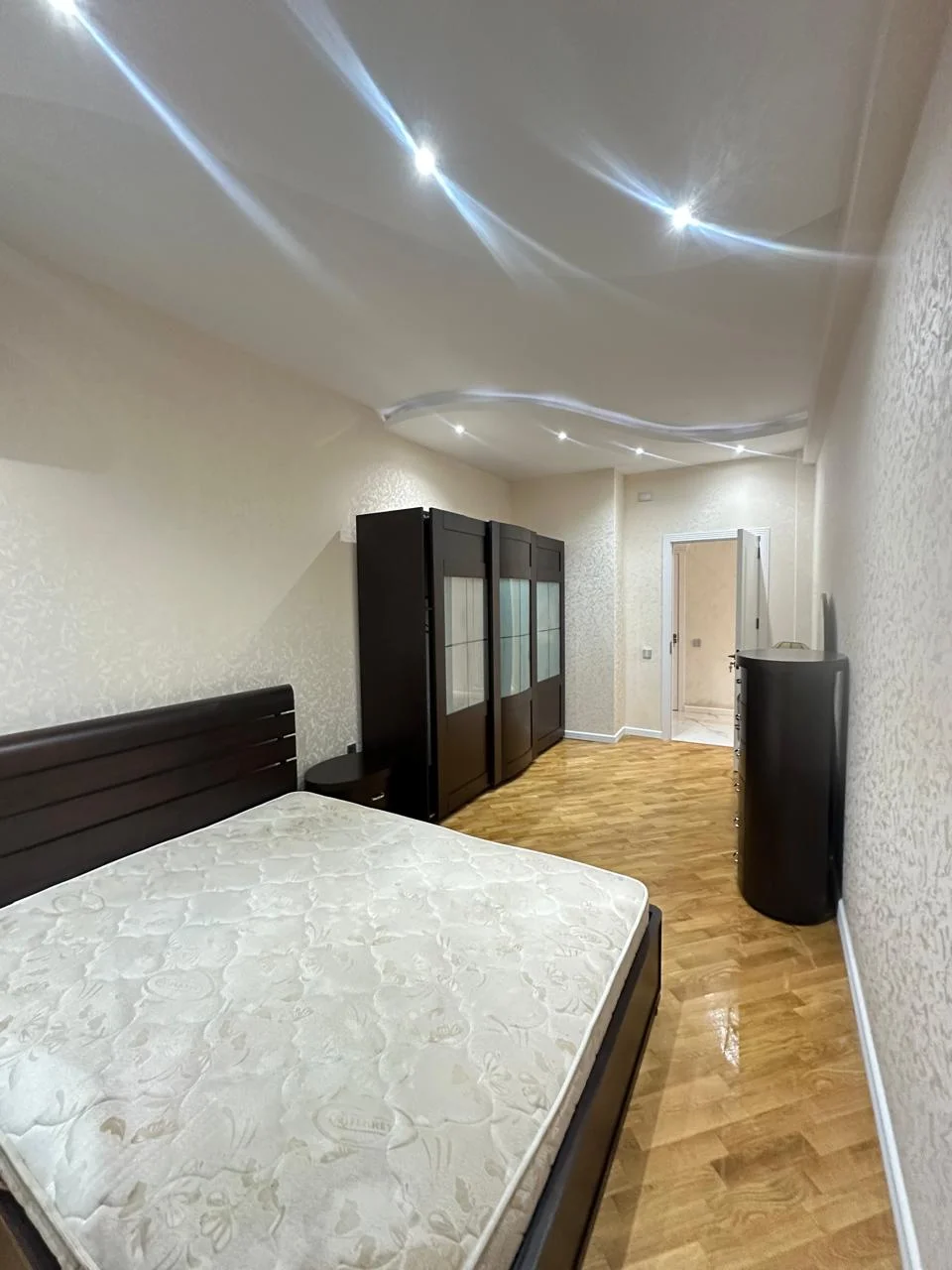 Kirayə 5 otaqlı Mənzil 250 m² Nəsimi r.