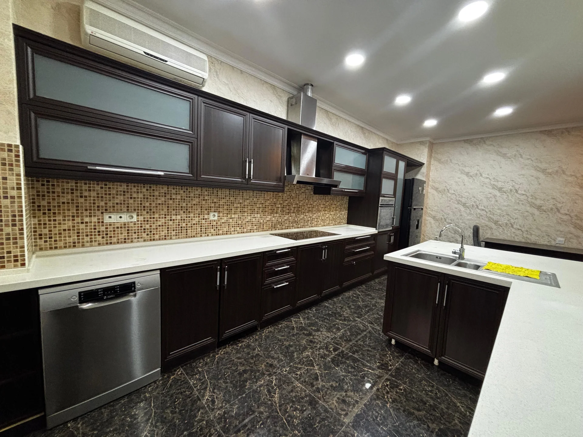 Kirayə 3 otaqlı Mənzil 135 m² Nərimanov r.