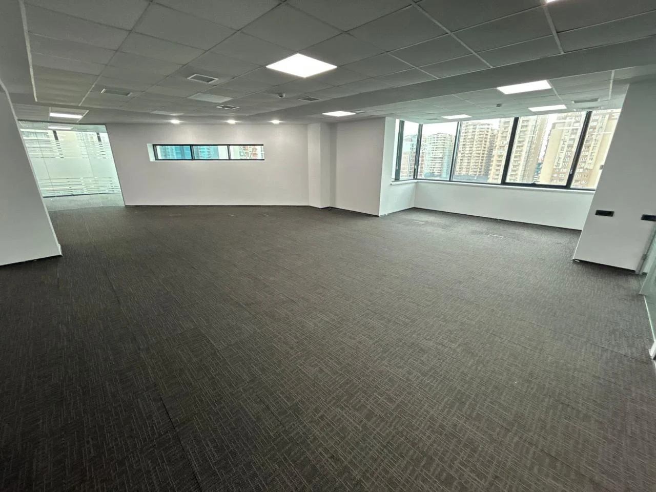 İcarəyə verilir 13 otaqlı ofis 600