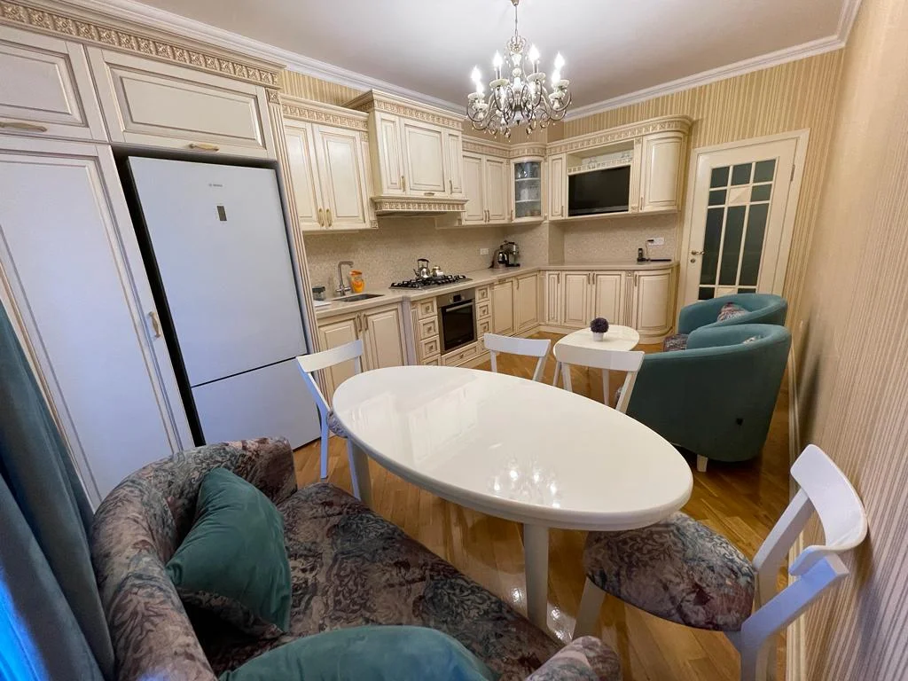 Kirayə 3 otaqlı Mənzil 137 m² Xətai r.