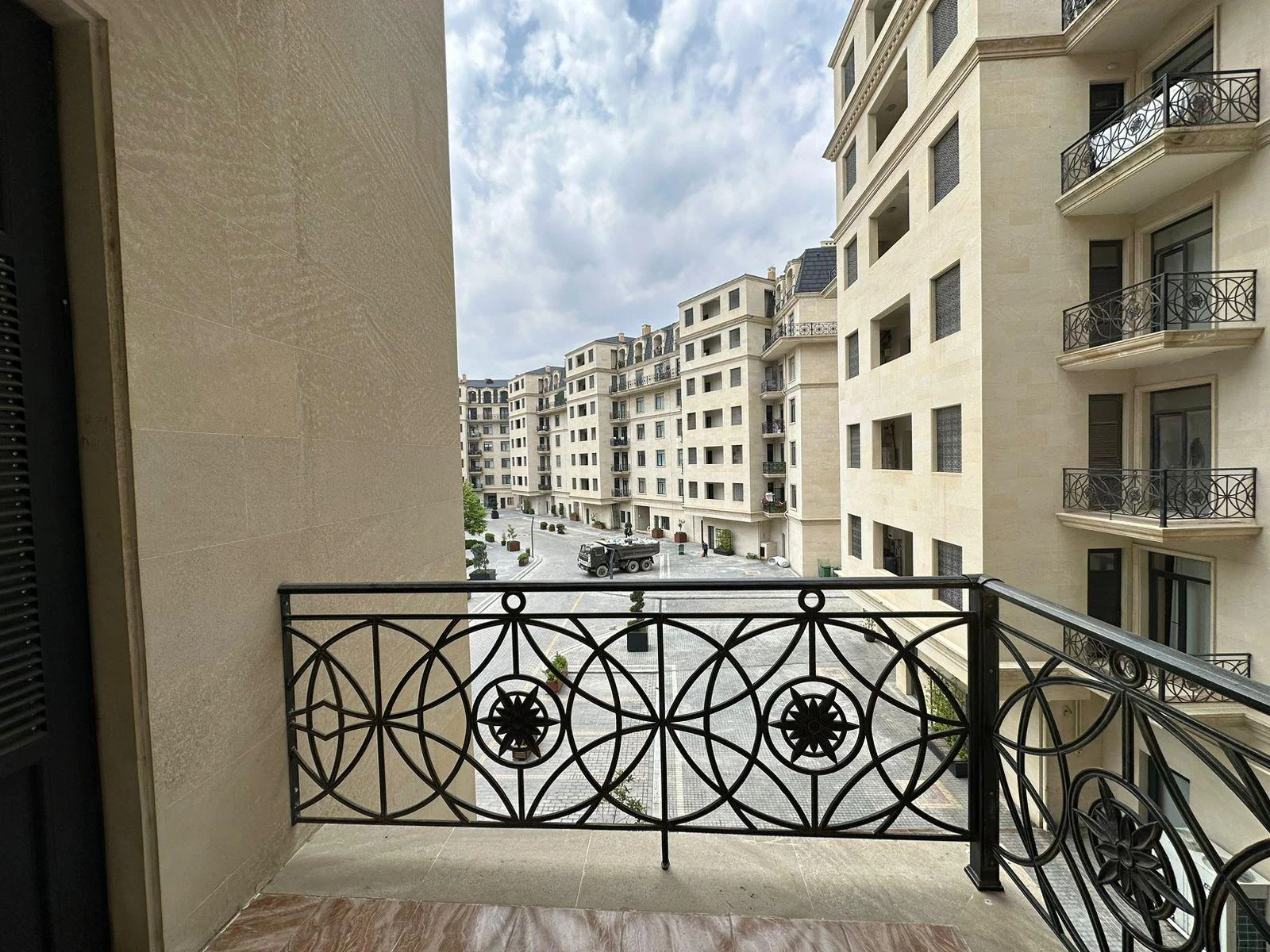 Kirayə 2 otaqlı Mənzil 95 m² Xətai r. Ağ şəhər q. – şəkil 12