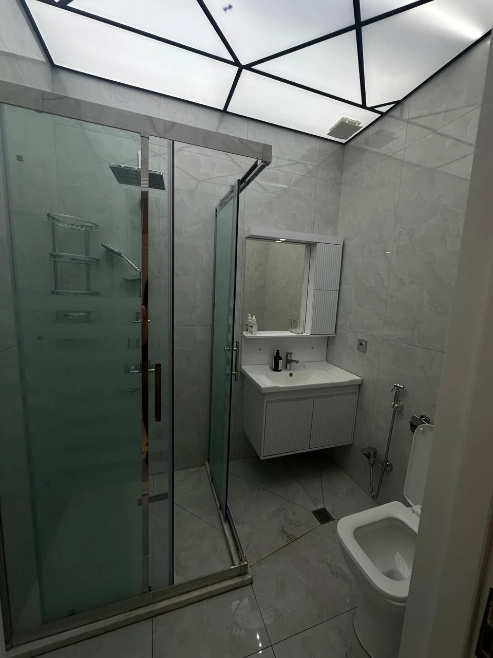Kirayə 5 otaqlı Mənzil 245 m² Nəsimi r.