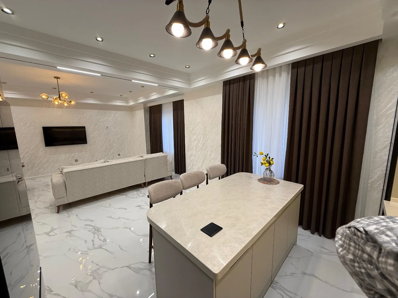Diplomst Residence , Ağ şəhər
