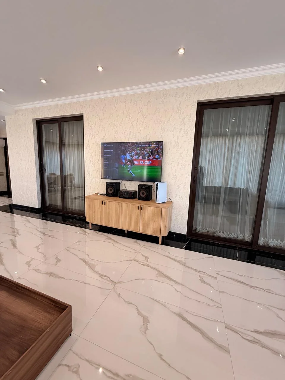 Kirayə 5 otaqlı Mənzil 240 m² Xəzər r.