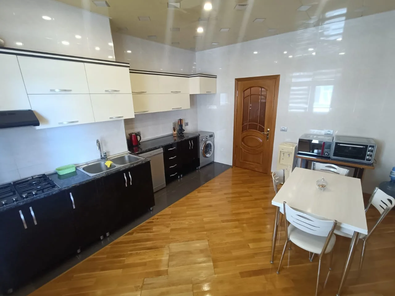 Kirayə 3 otaqlı Mənzil 137 m² Xətai r.