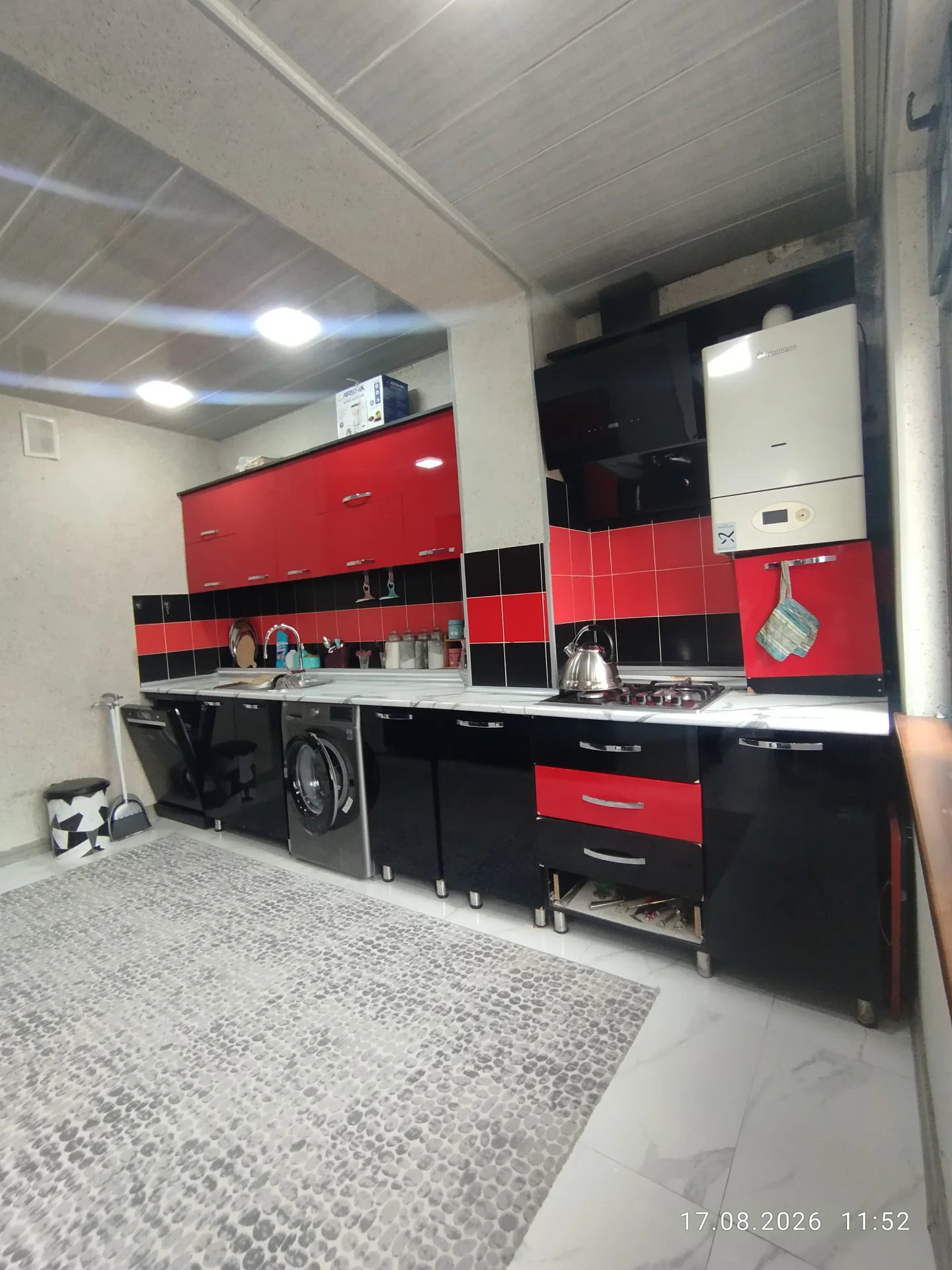 Təcili satılır İşiqli,geniş, təmirl