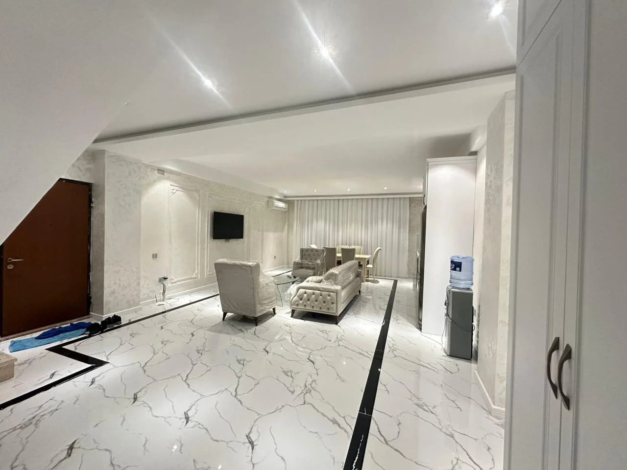 Kirayə 5 otaqlı Mənzil 245 m² Nəsimi r.