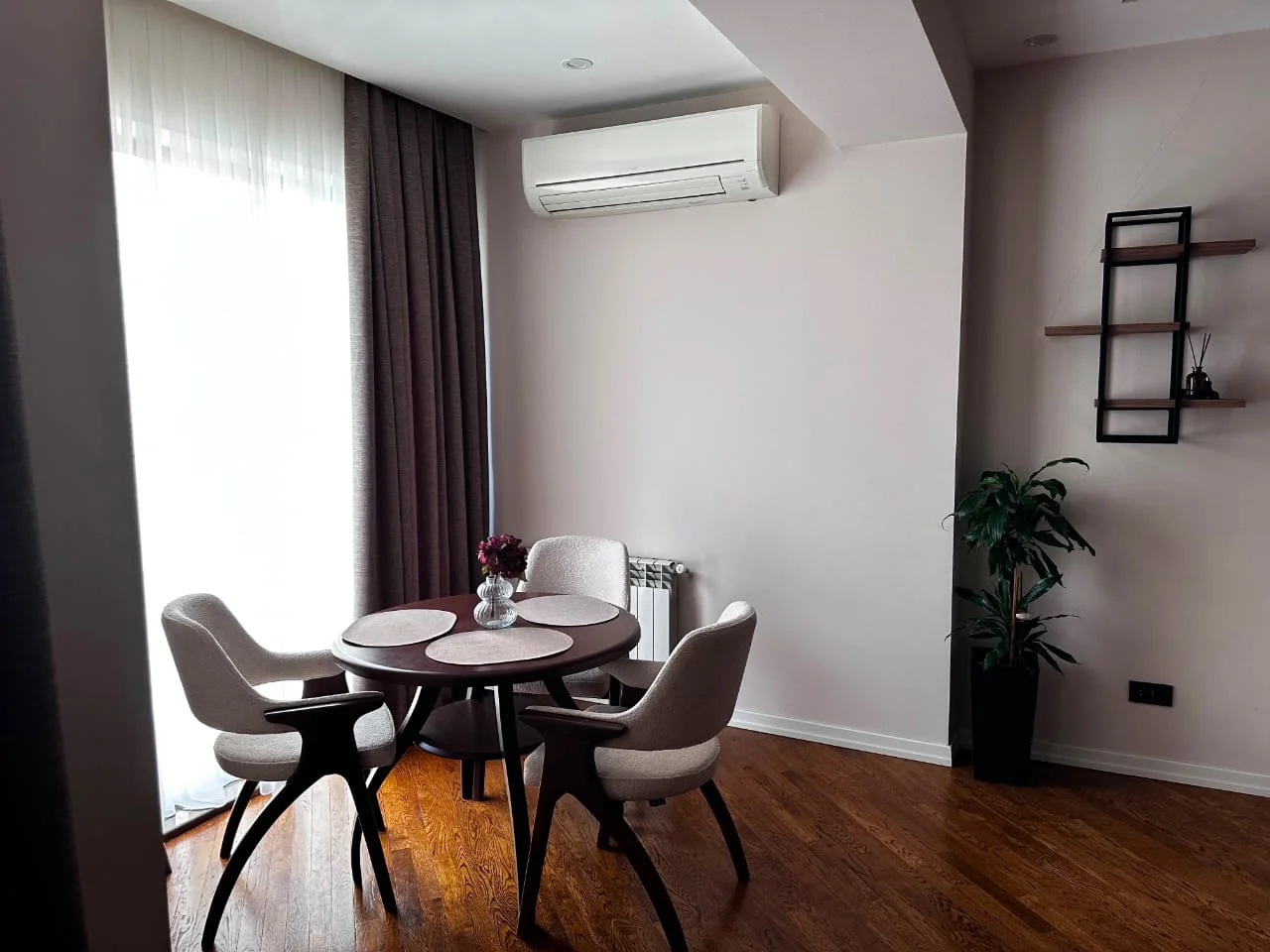 Kirayə 3 otaqlı Mənzil 141 m² Xətai r.