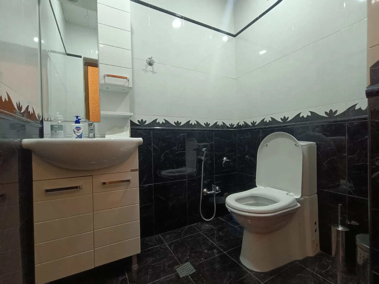 Kirayə 3 otaqlı Mənzil 137 m² Xətai r.