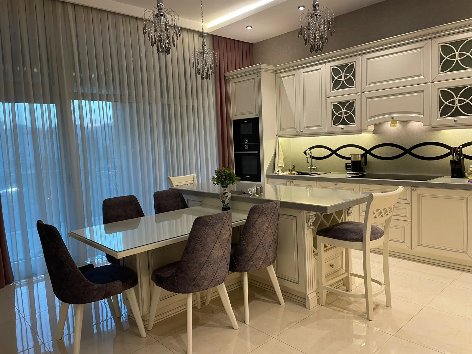 Günlük 4 otaqlı Mənzil 190 m² Nəsimi r. – şəkil 1