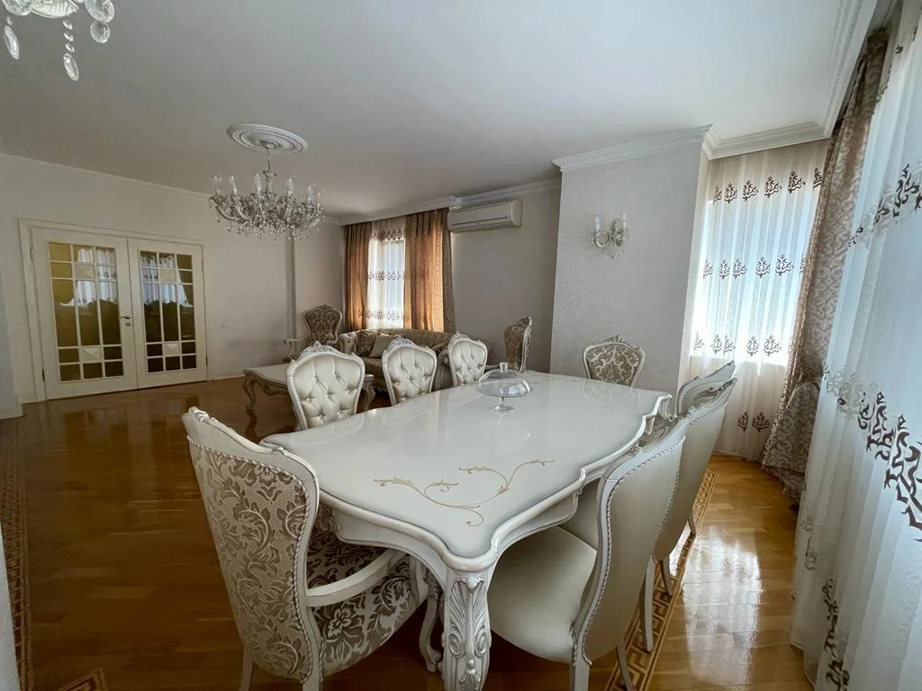 Kirayə 3 otaqlı Mənzil 137 m² Xətai r.
