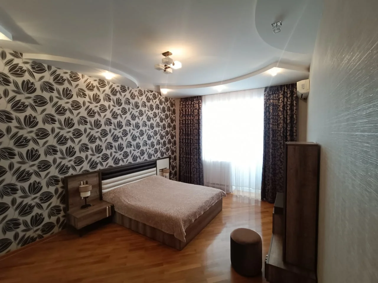 Kirayə 3 otaqlı Mənzil 137 m² Xətai r.