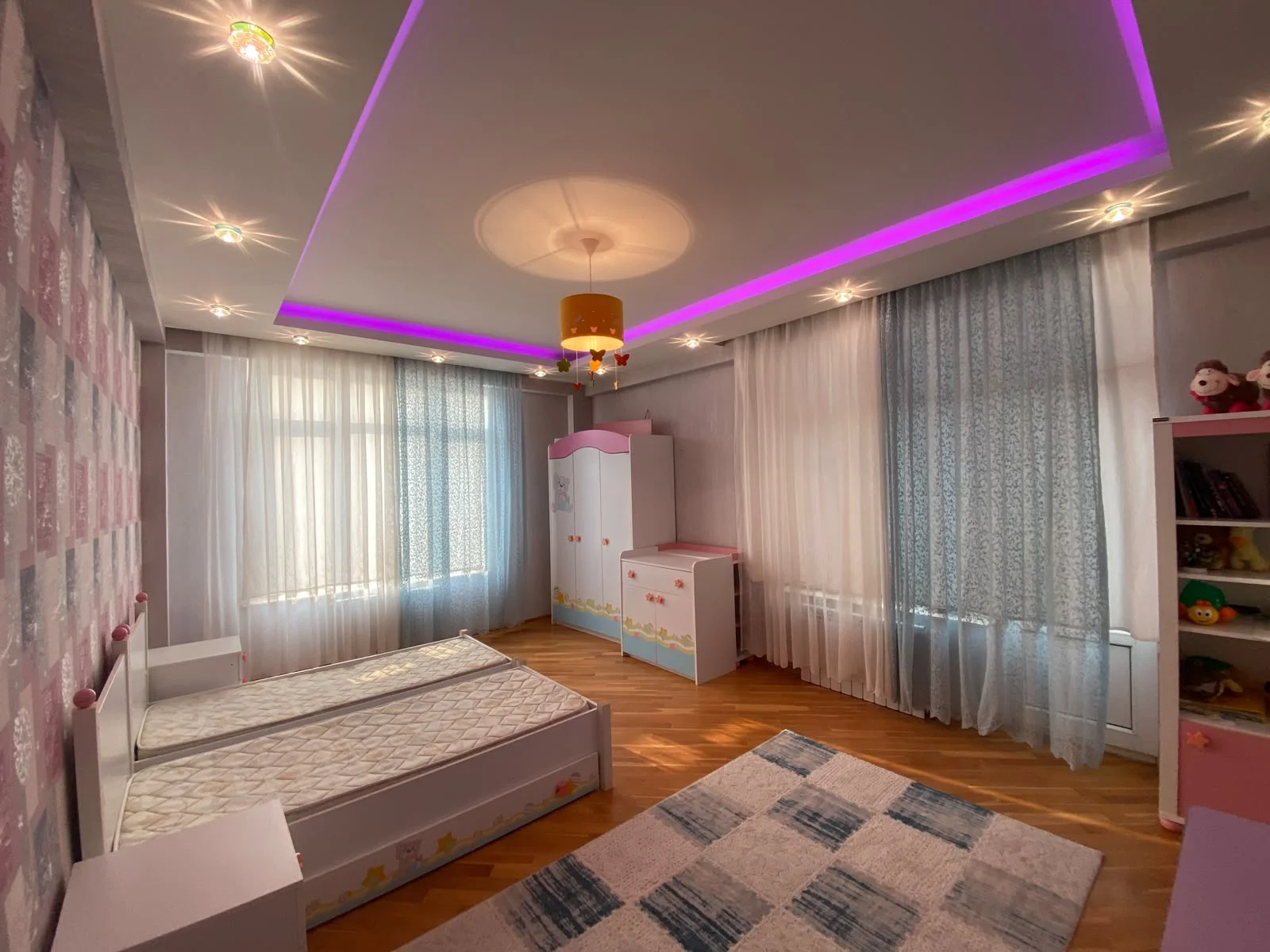 Kirayə 3 otaqlı Mənzil 140 m² Nizami r.