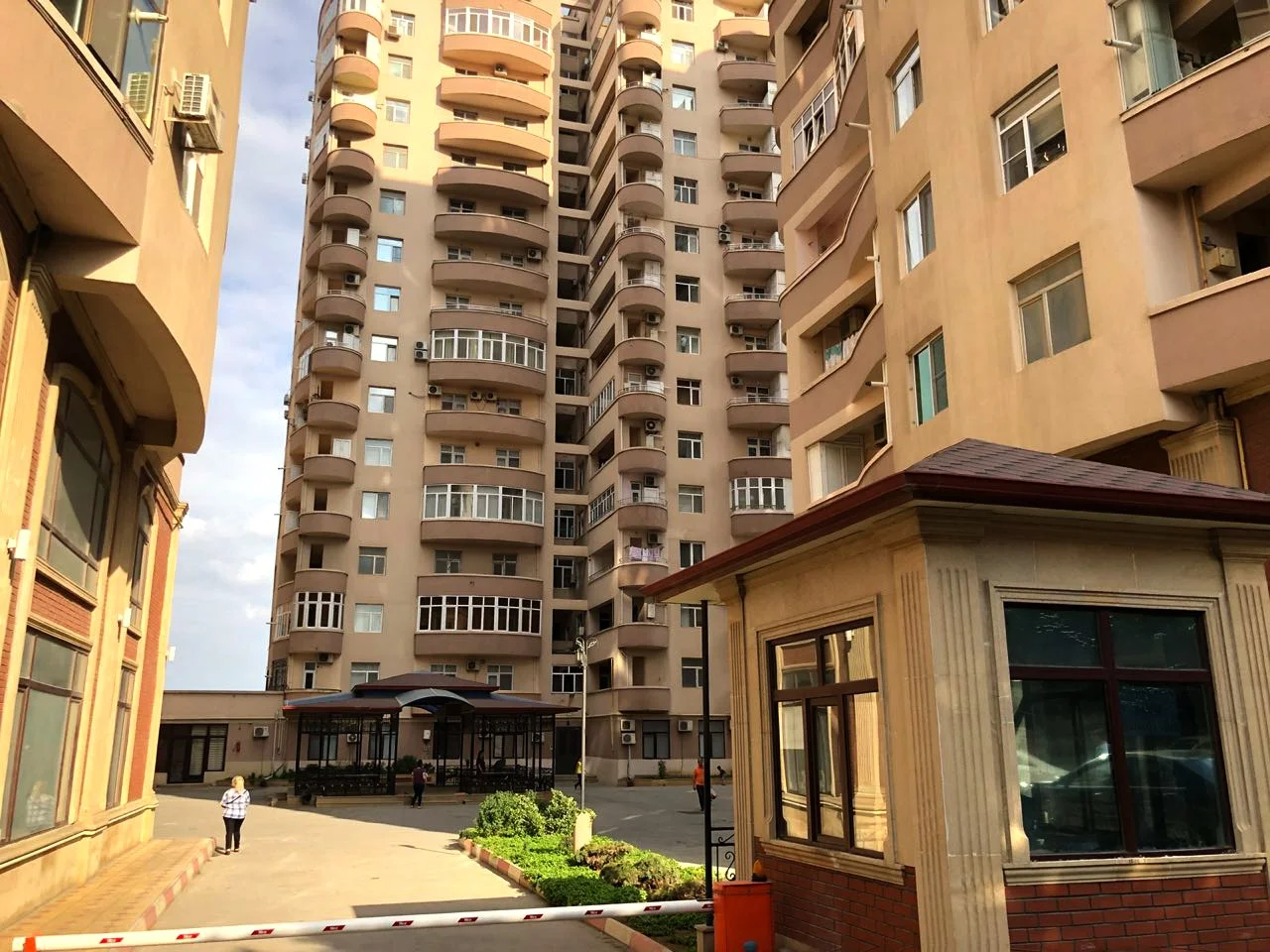 Kirayə 3 otaqlı Mənzil 150 m² Yasamal r. Elmlər Akademiyası m. – şəkil 1