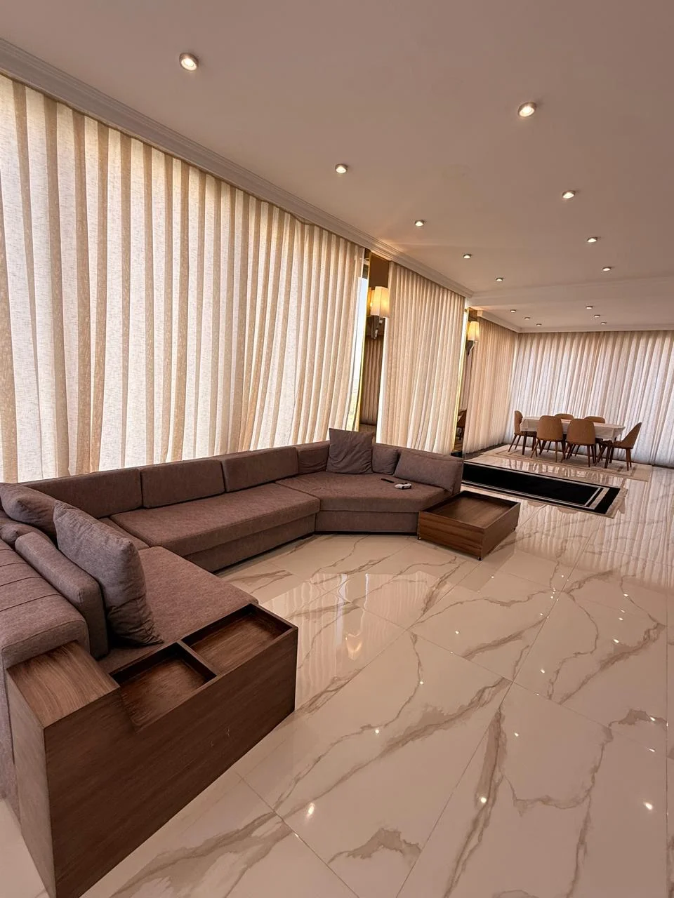 Kirayə 5 otaqlı Mənzil 240 m² Xəzər r.