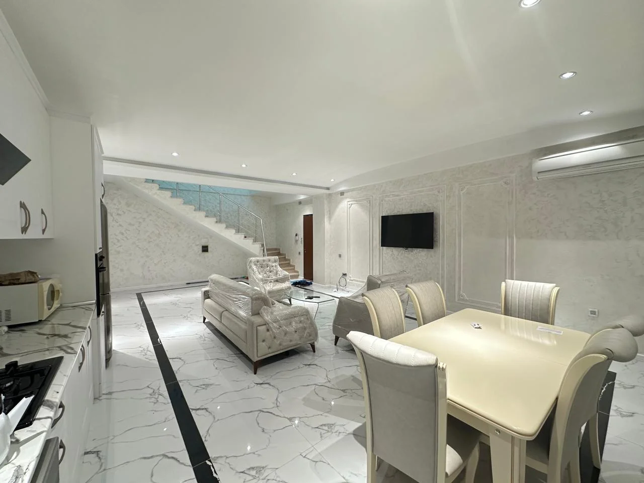 Kirayə 5 otaqlı Mənzil 250 m² Nəsimi r.