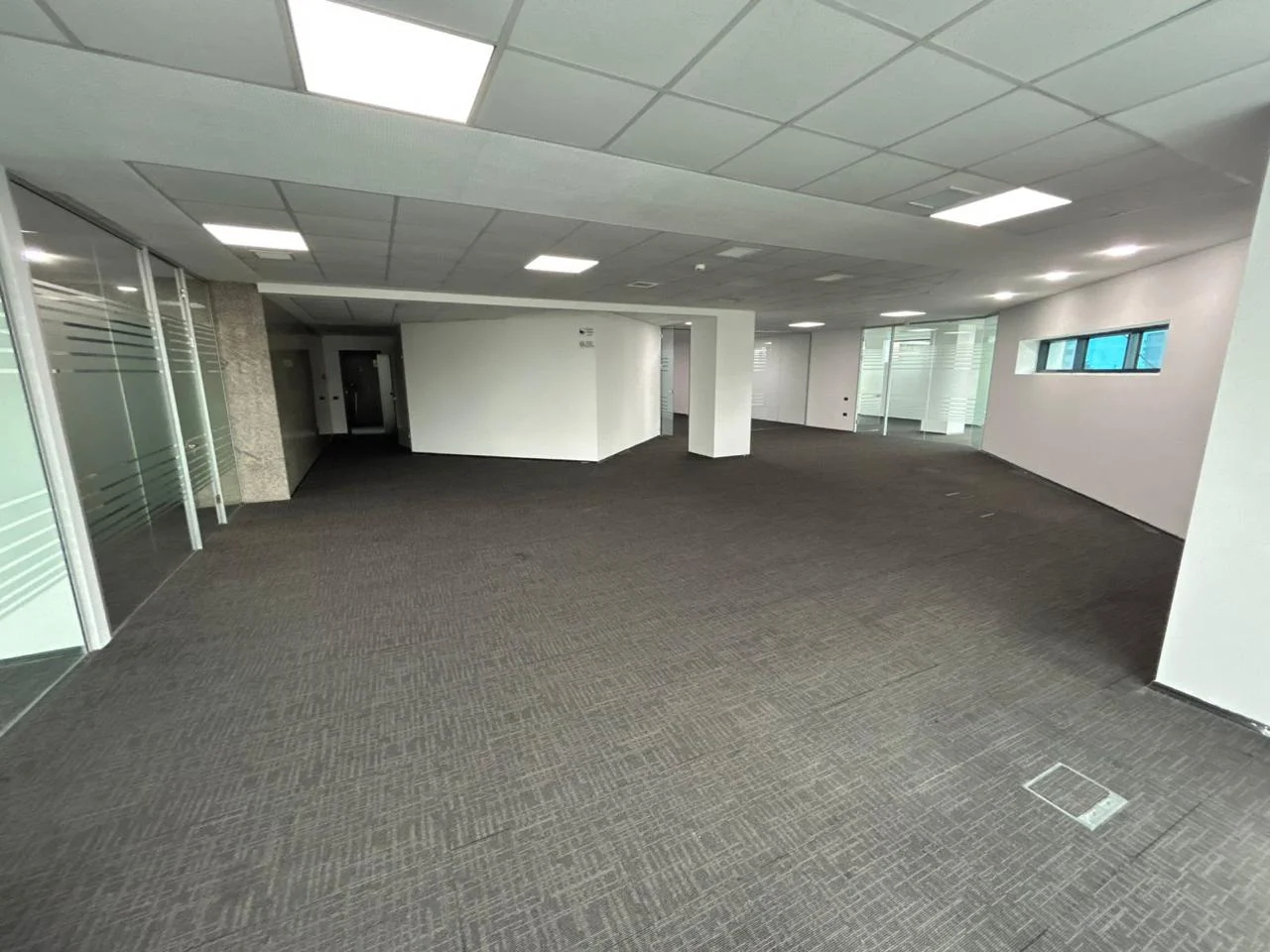 İcarəyə verilir 13 otaqlı ofis 600